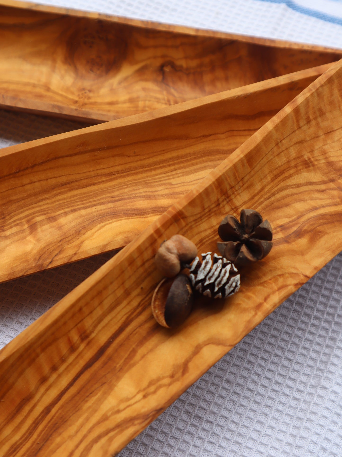 Assiettes longues en olivier