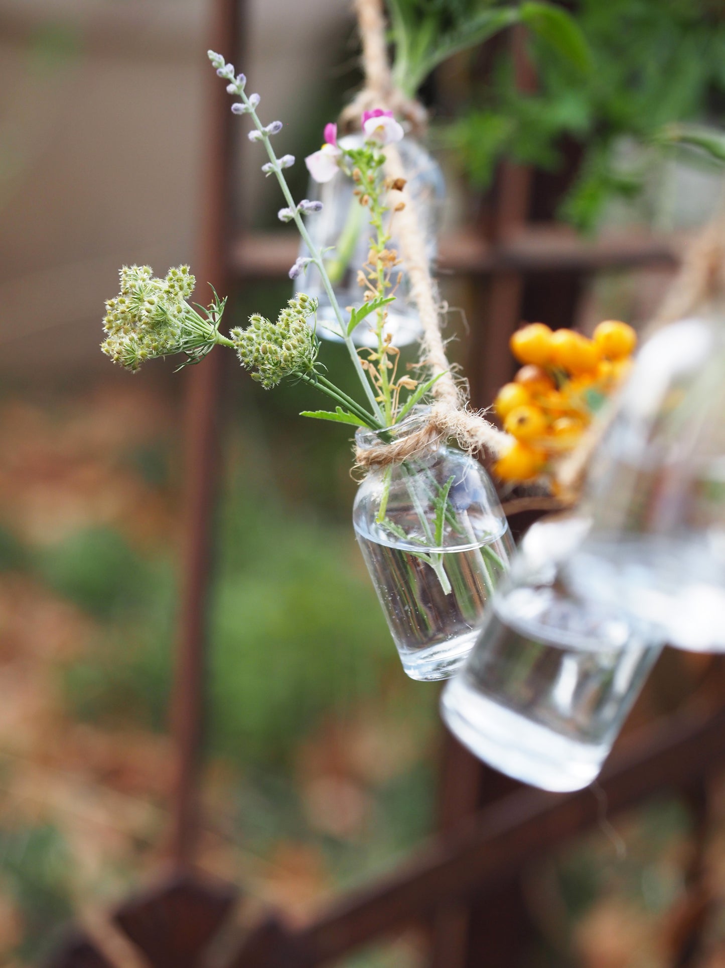 Vase à fleurs avec ficelle