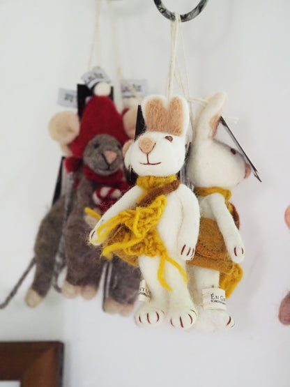 Souris à l'écharpe rouge