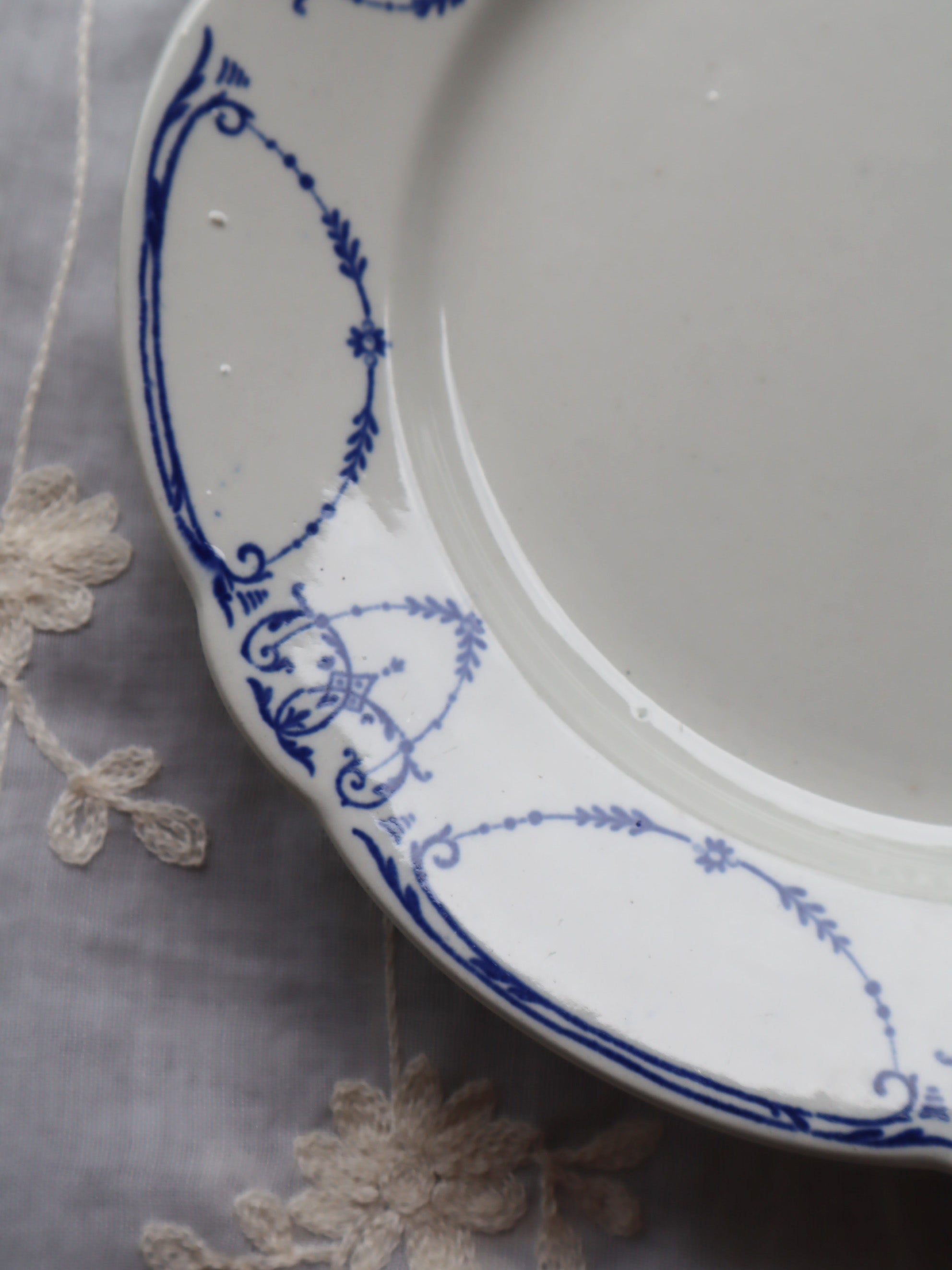 KG Lunéville décor Moustiers N° 5 assiette de diner F – Les Bleuets