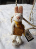 Lapin avec écharpe jaune