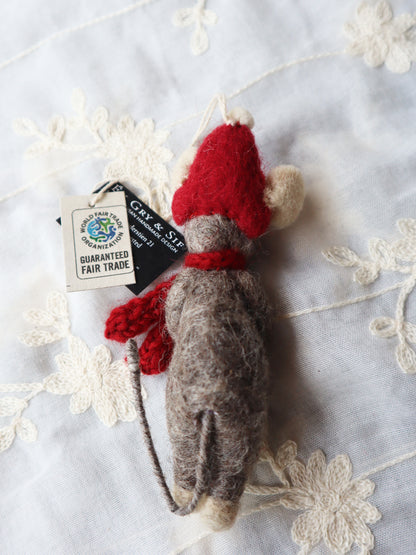 Souris à l'écharpe rouge