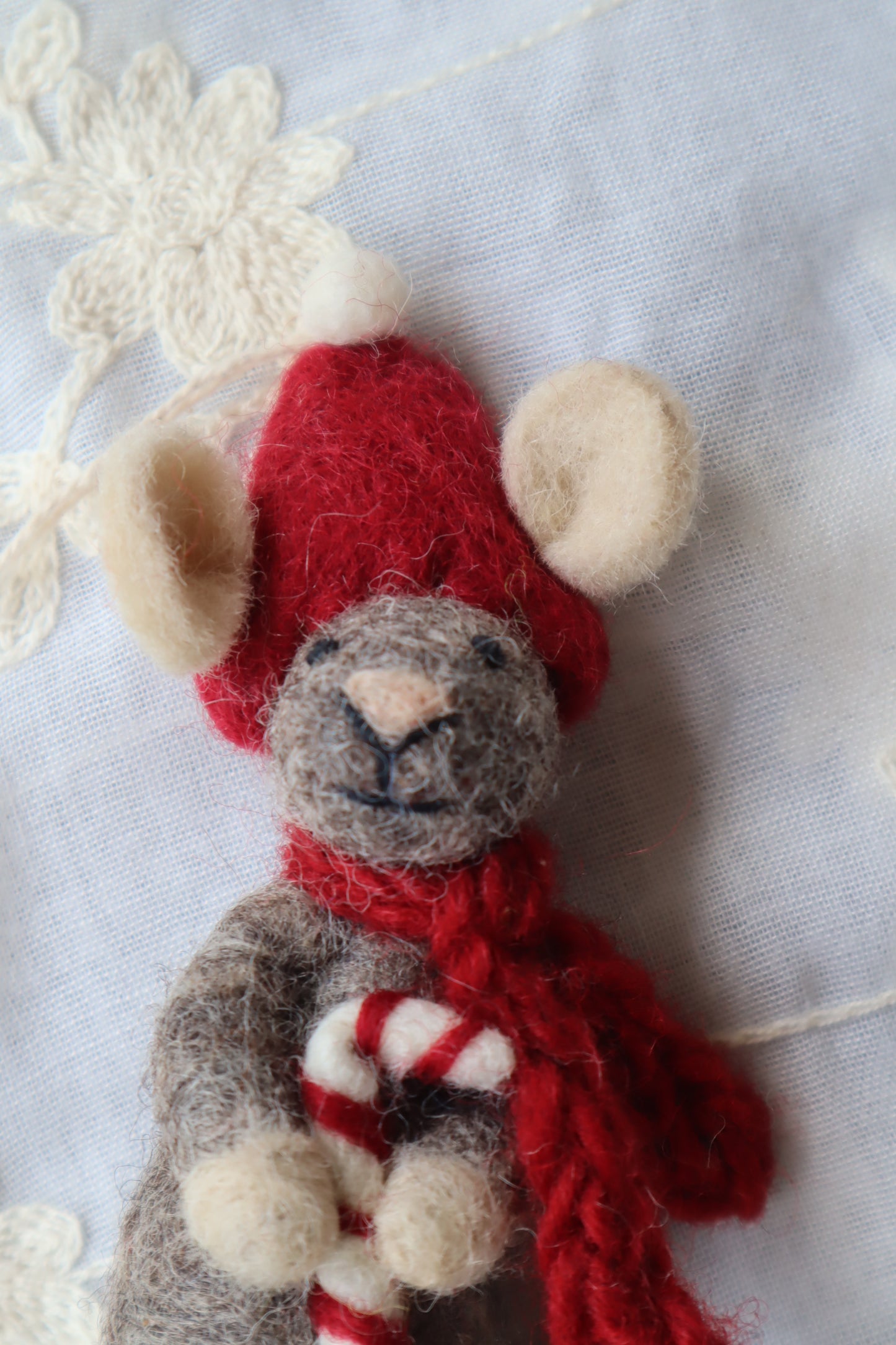 Souris à l'écharpe rouge