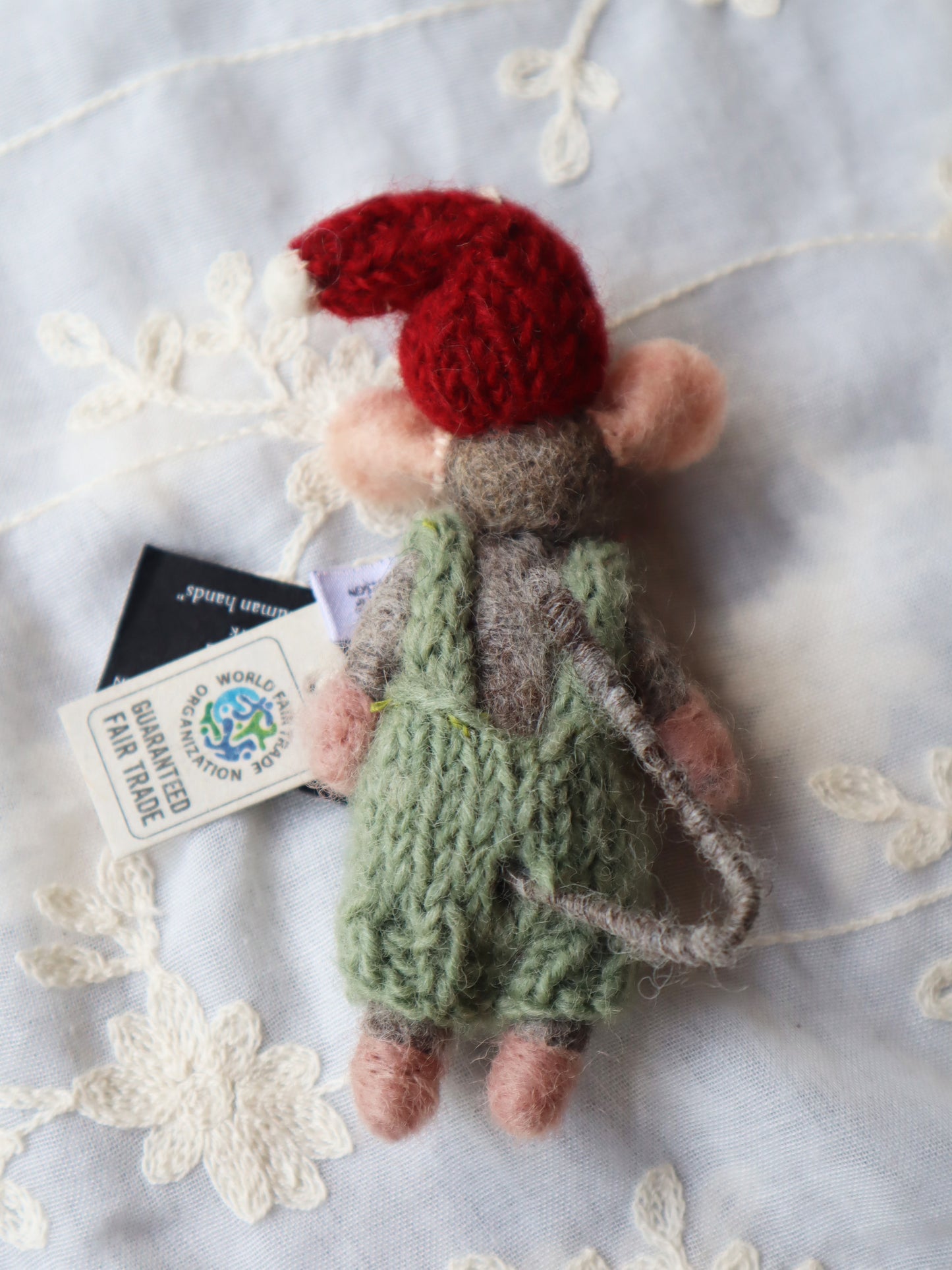 Souris avec un pantalon vert