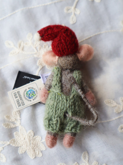 Souris avec un pantalon vert