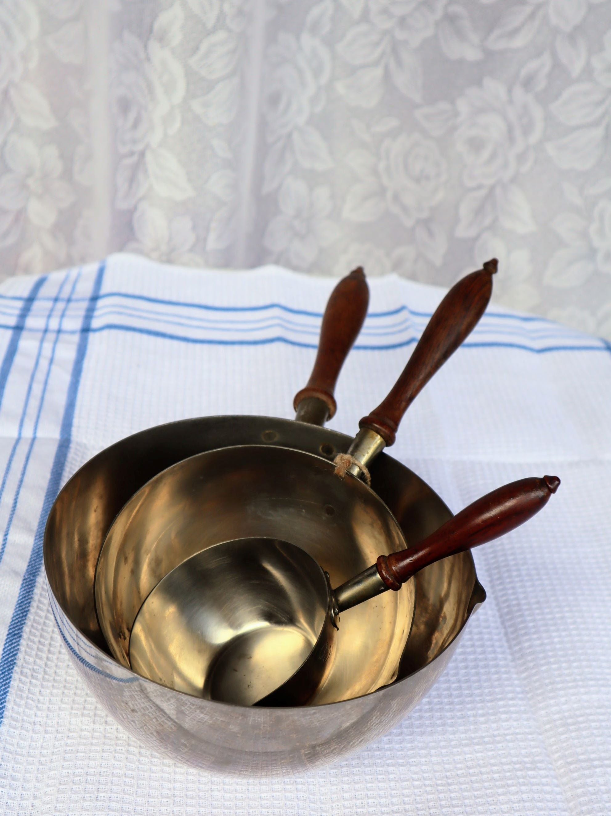 Ensemble de 3 casseroles antiques – Les Bleuets