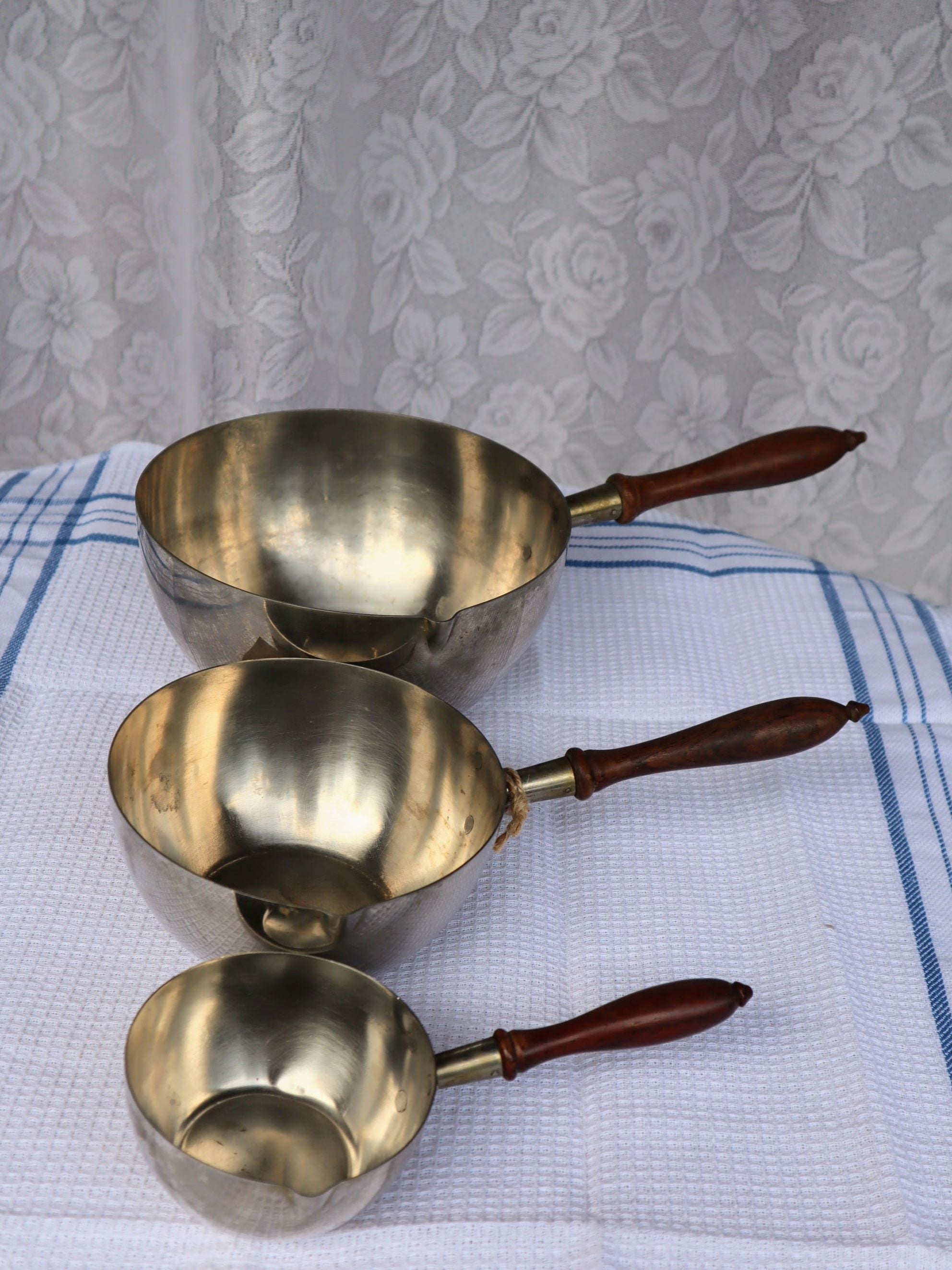 Ensemble de 3 casseroles antiques – Les Bleuets