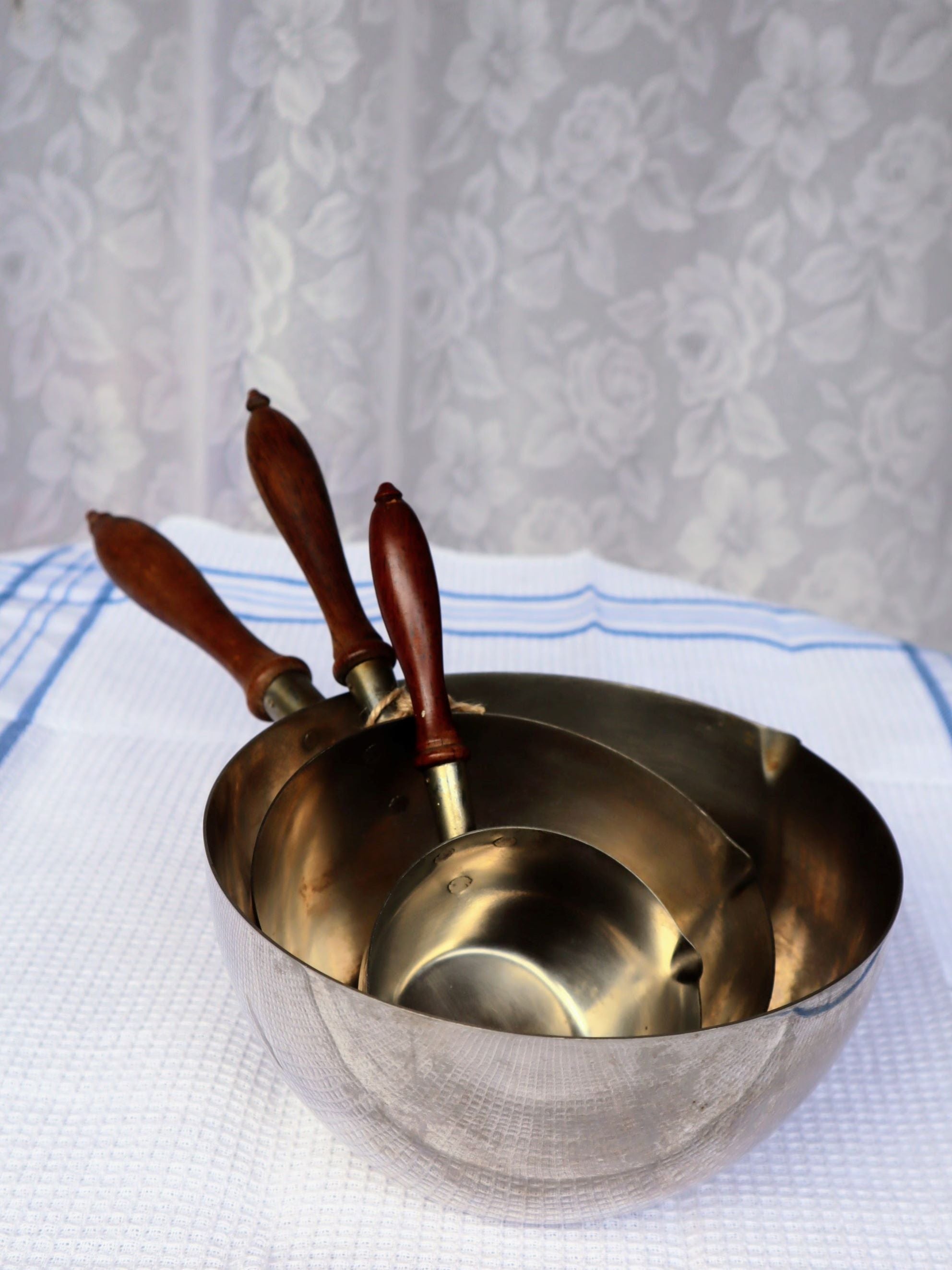 Ensemble de 3 casseroles antiques – Les Bleuets
