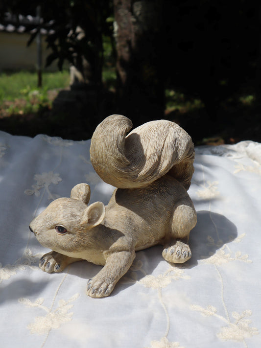 Vieille figurine d'écureuil