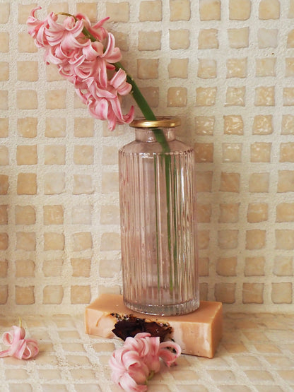 Vase de fleur ligne verticale rose