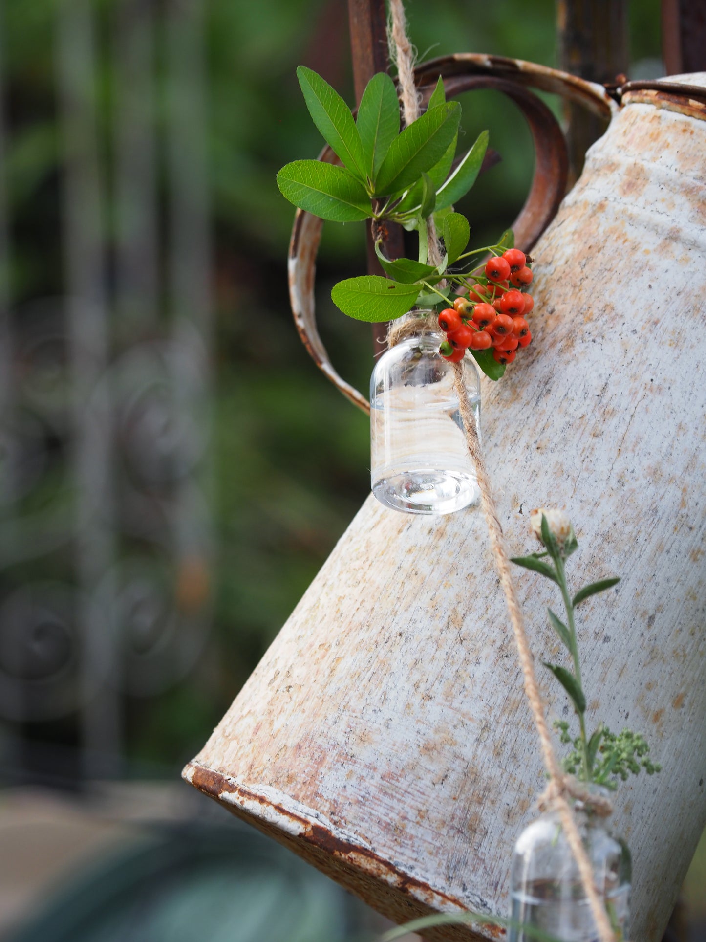 Vase à fleurs avec ficelle